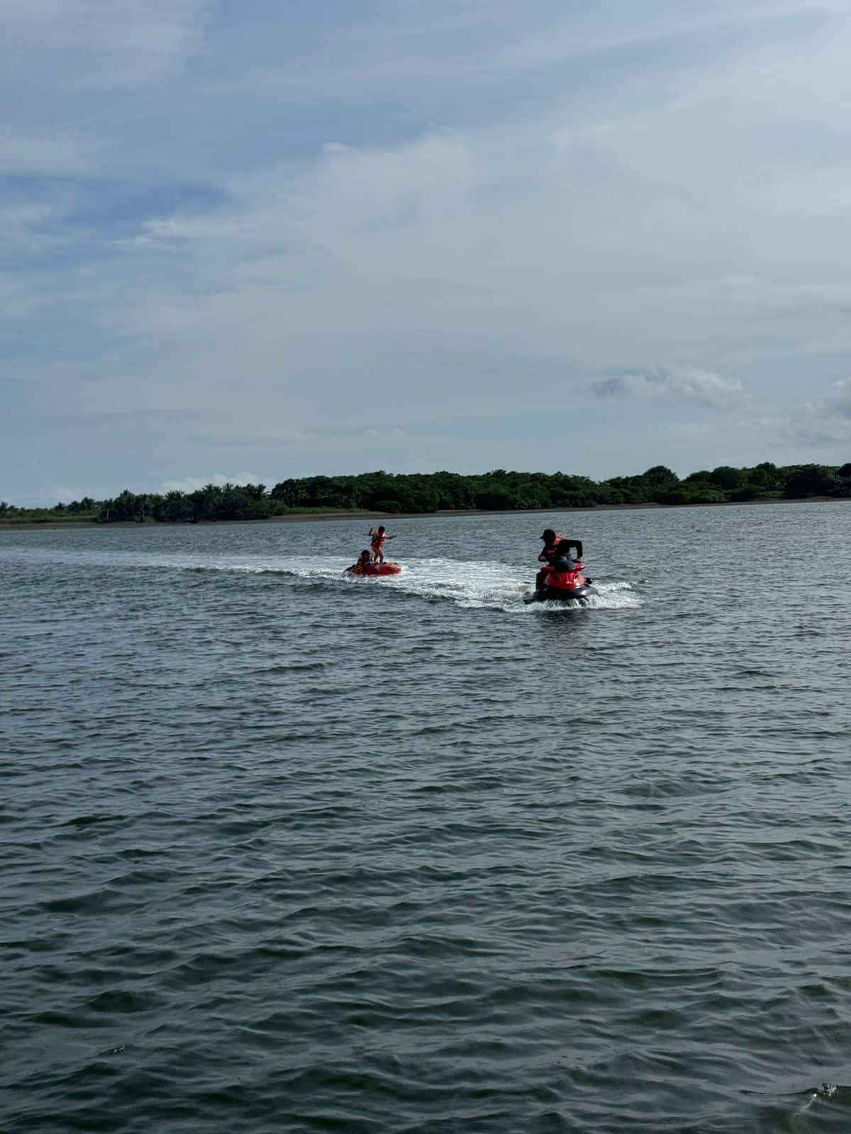 jetski playa venao panama tubbing Alquiler de Jet Ski en Playa Venao Alquiler de Jet Ski en Playa Venao - Imagen 5